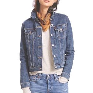 Levi’s Medium Wash Distressed Trucker Jacket Sz S